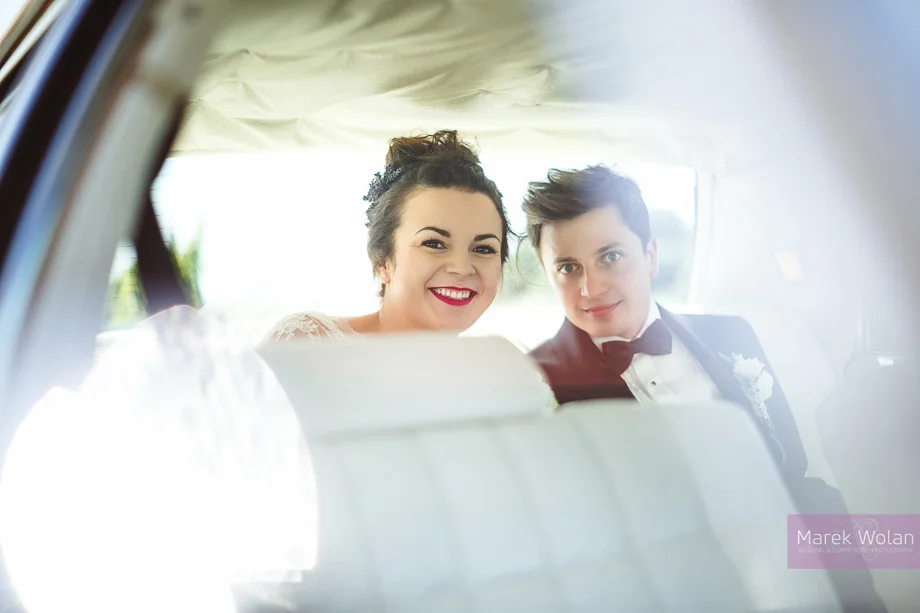 para młoda w samochodzie ślubnym