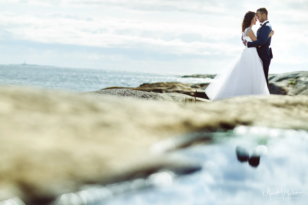 fotografia ślubna pary młodej nad brzegiem morza