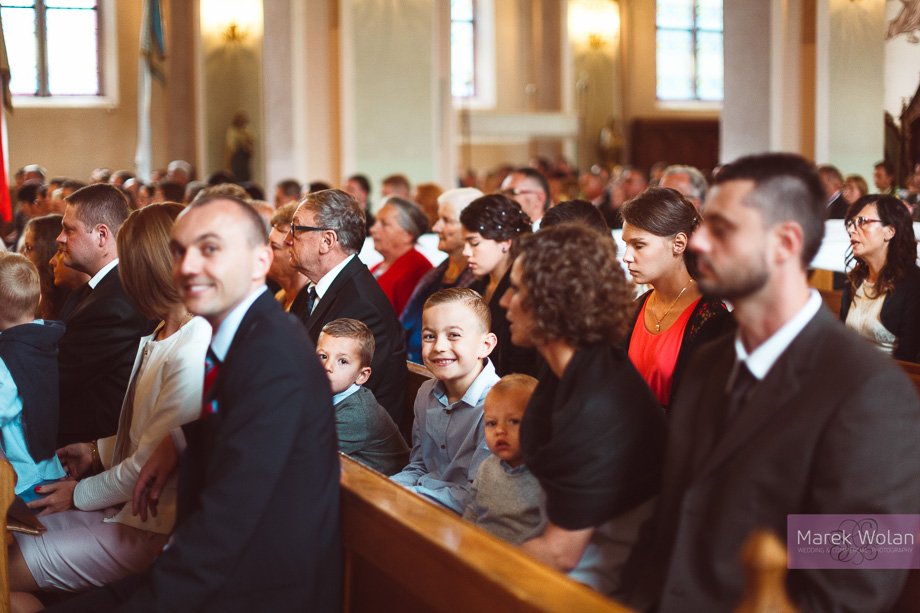 goście weselni w kościele