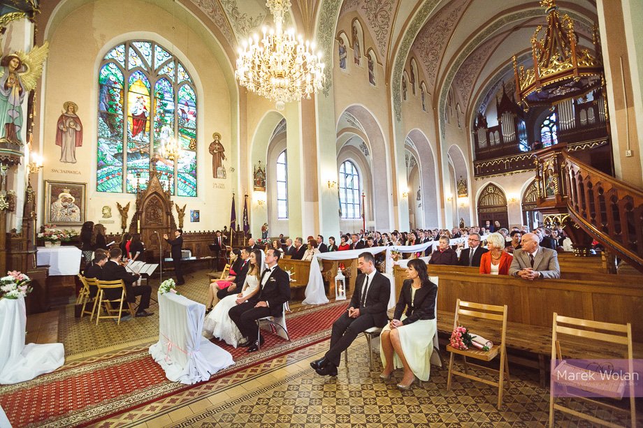 para młoda oraz goście weselni w kościele