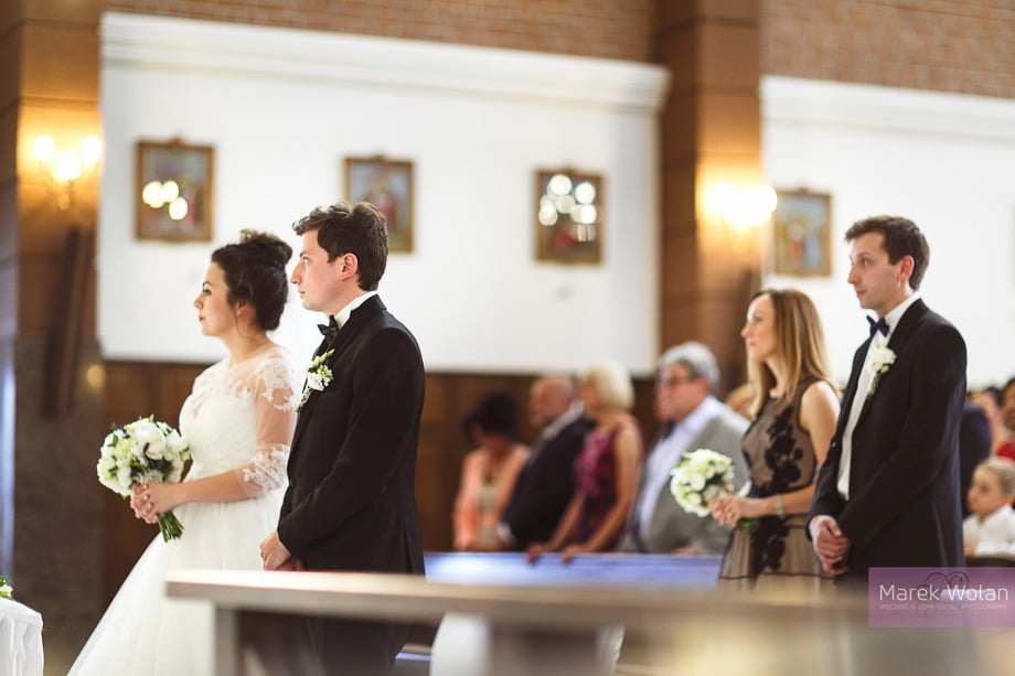 para młoda oraz goście weselni w kościele