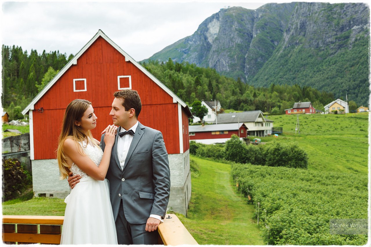 sesja ślubna pary młodej na tle gór w Norwegii