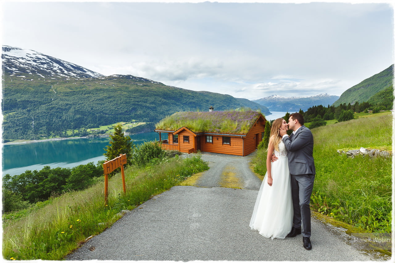 sesja ślubna pary młodej na tle gór w Norwegii