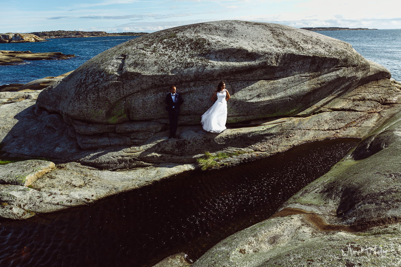 fotografia ślubna pary młodej nad brzegiem morza