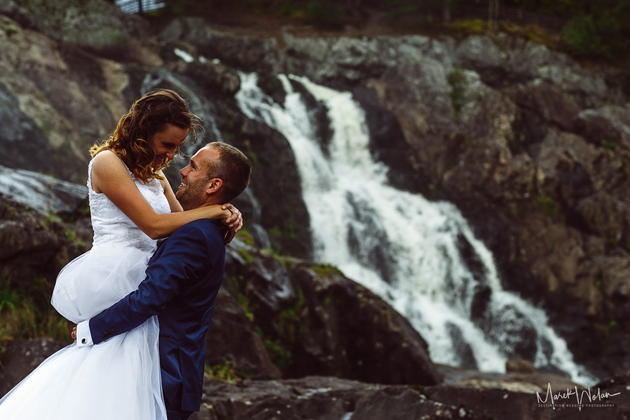 fotografia ślubna pary młodej przy wodospadzie